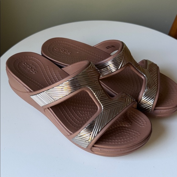 Crocs Monterey Metallic Wedge Slides Dual Crocs Comfort metallic Silver NWOT - Picture 1 of 15